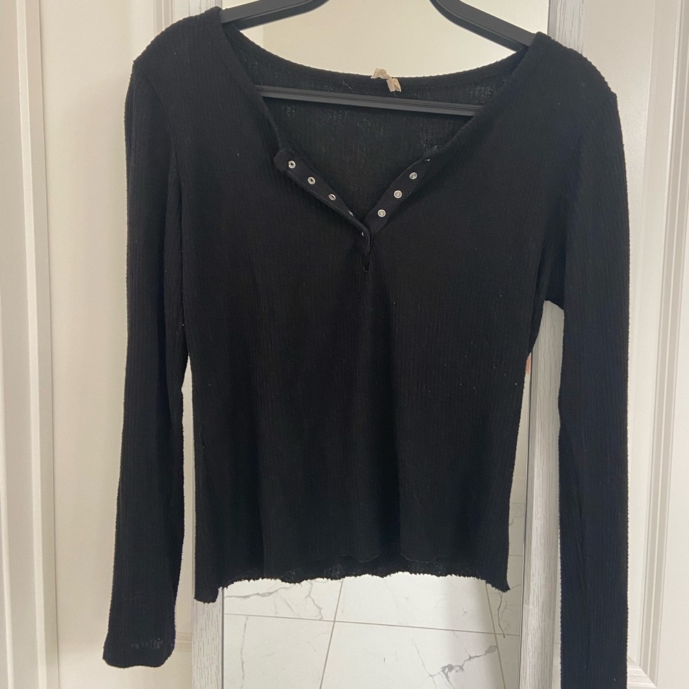 BLACK BUTTON-UP SHIRT